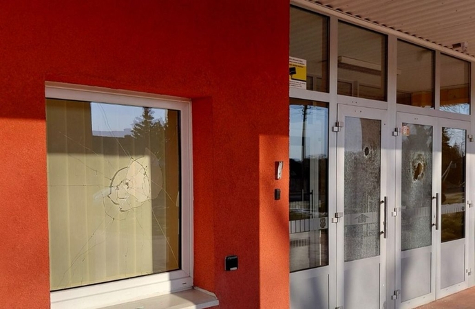 Policija pradėjo ikiteisminį tyrimą dėl gimnazijoje išdaužtų stiklų