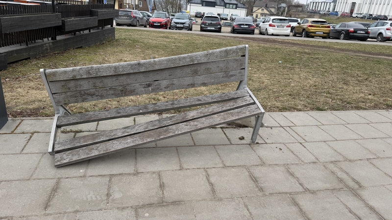 Sulūžęs suoliukas bado akis: užkliuvo piktavaliams?