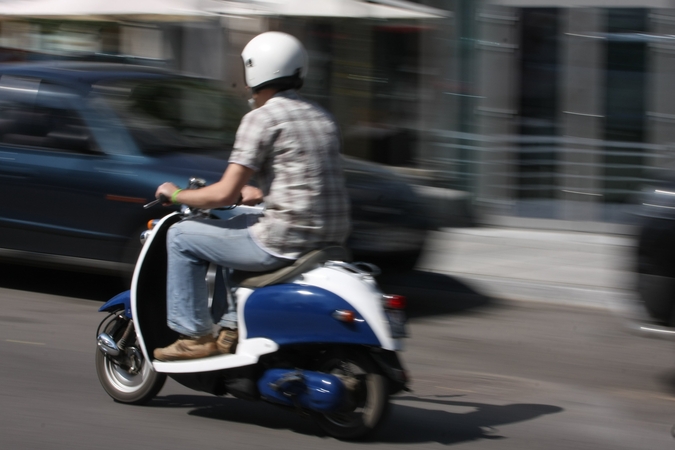 Važiuojančiam mopedo vairuotojui šovė į sėdmenis