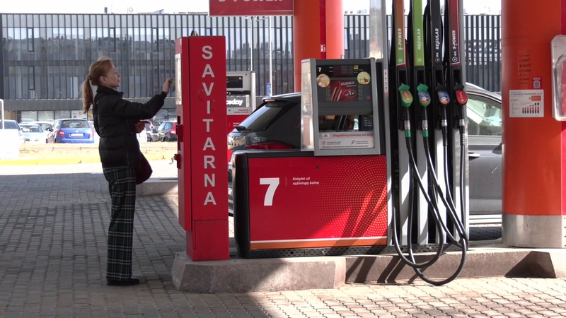 Aiškėja, kiek nuo penktadienio turėtų pigti degalai