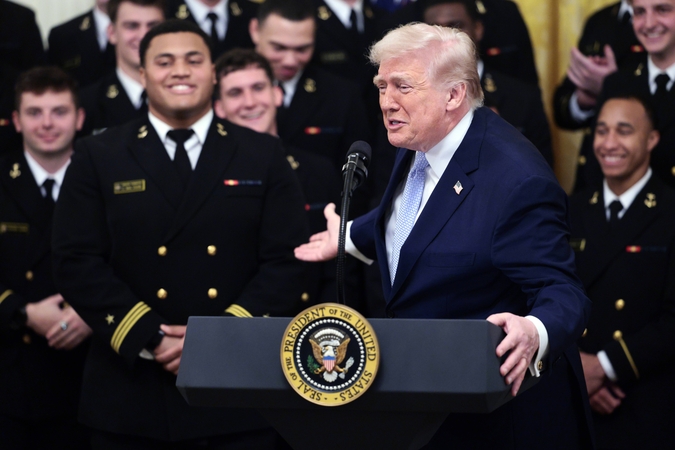 Donaldas Trumpas svarsto laipsniškai baigti karą su Iranu, JAV švelnina naftos sankcijas 