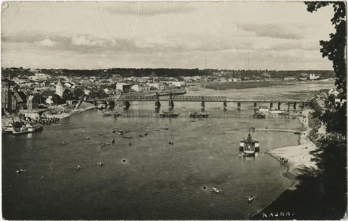 Atvirlaiškis „Kaunas“. Vaikų atvirukas Juozui Zikarui. 1930 m. Iš Nacionalinio M. K. Čiurlionio dailės muziejaus rinkinių. Nuoroda: https://www.limis.lt/valuables/e/805209/50000005672284.