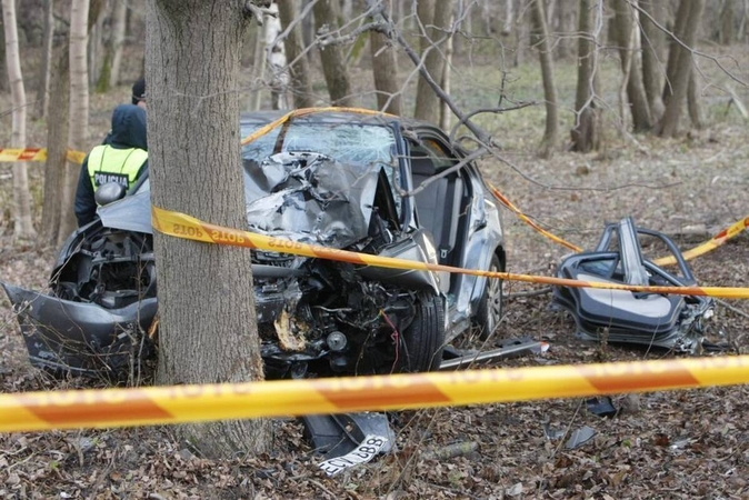Nelaimė Senajame Kauno kelyje: smūgis į medį buvo toks stiprus, kad net iškrito „Audi“ variklis