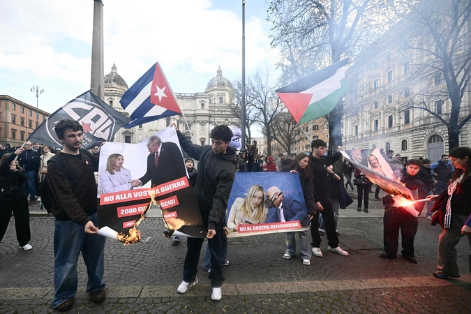 Protestas Romoje: demonstrantai degino Trumpo ir Meloni nuotraukas