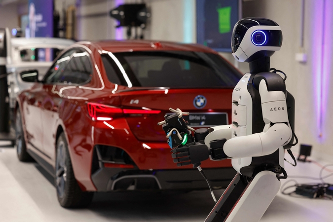 BMW gamykloje Vokietijoje išbandys humanoidinius robotus