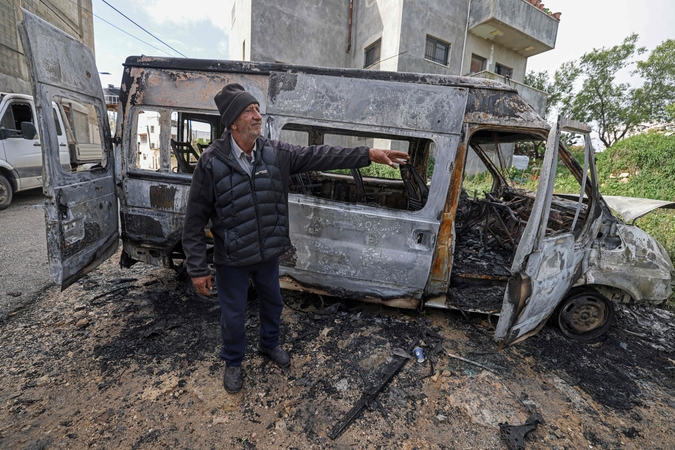 Izraelio naujakuriai Vakarų Krante puldinėjo palestiniečius ir degino turtą