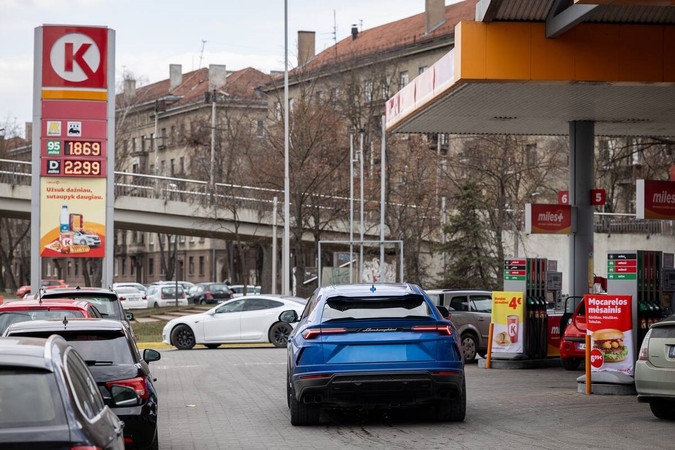 Besitęsiantis karas Irane toliau „šokdina“ degalų kainas