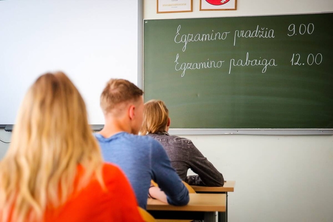 Lietuvių kalbos ir literatūros egzamino kalbėjimo dalimi vienuoliktokai pradės egzaminų sesiją