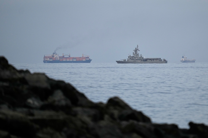 Iranas: per Hormūzo sąsiaurį nebus gabenamas nė lašas naftos