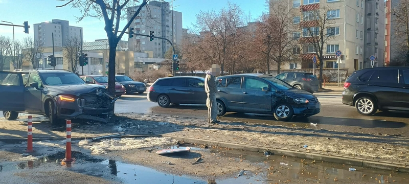 Avarija judriame prospekte: po susidūrimo su automobiliu – dar smūgis į medį