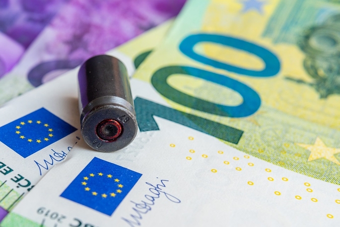 Dvi gynybos obligacijų emisijos pritraukė 13,2 mln. eurų