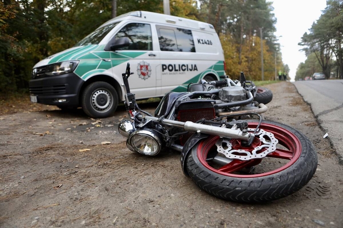 Avarija Trakų rajone: „Honda“ taranavo motociklą