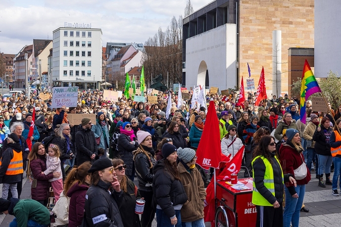 Vokietijoje tūkstančiai žmonių protestuoja prieš seksualizuotą išmanųjį vaizdo klastojimą