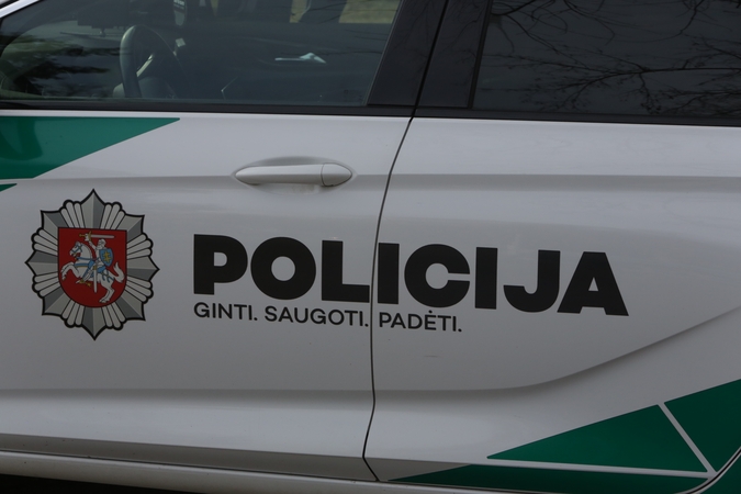 Tarnyba: policijos pareigūnams teko kalbinti labai girtą nužudytojo sūnų.