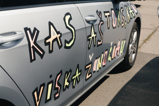 Grėsmės: moksleiviškos automobilių puošmenos kitiems vairuotojams neretai byloja apie grėsmę.
