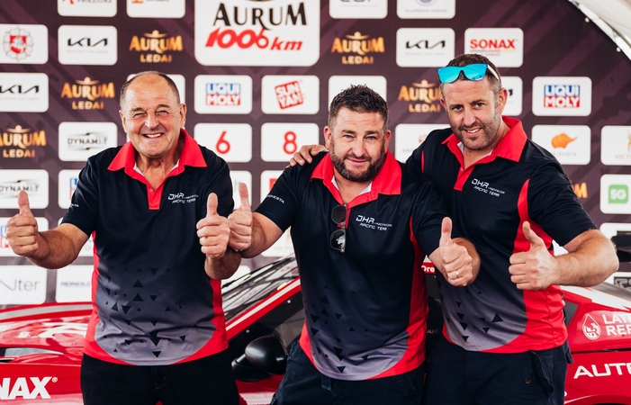 Komanda: britų Hollandų trio – (iš kairės) Dave’as, Drew ir Mickas – ruošiasi būsimos vasaros startui Palangoje.