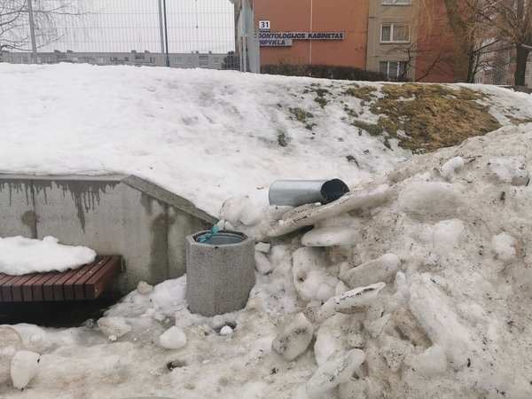Sulaužė: Ievos Simonaitytės gatvėje iš šiukšliadėžės ištrauktas ir sulankstytas kibiras jau kurį laiką mėtosi ant šaligatvio.