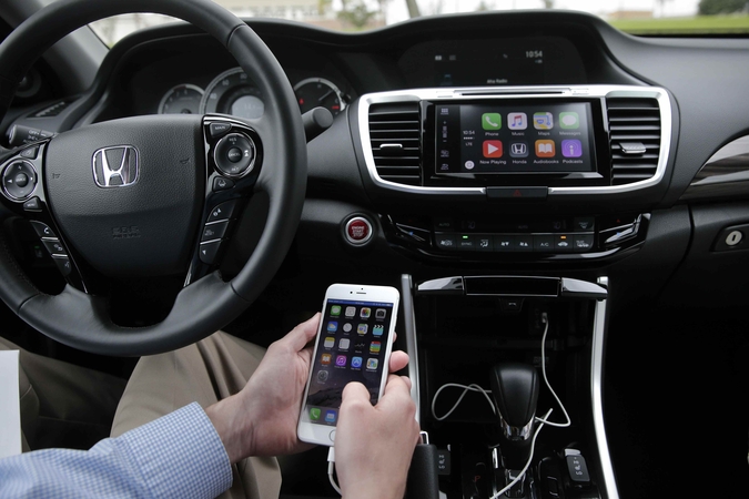 Atsilieka: net ir gana naujuose automobiliuose dažnai būna įdiegta „CarPlay“ funkcija, veikianti tik prijungus telefoną laidu.