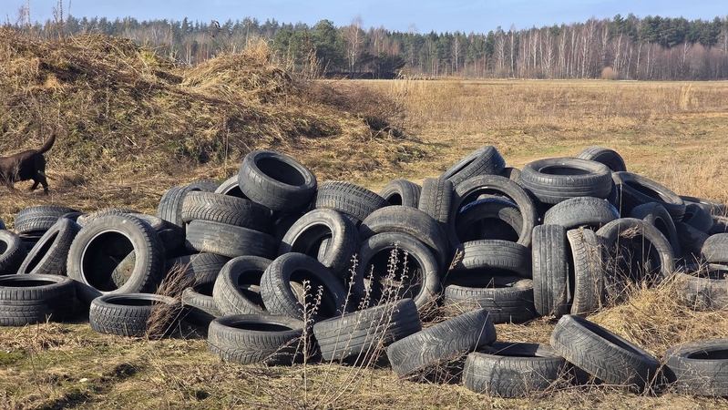 Pribloškė: gyventojai aptiko prie karjero išverstas padangas, šiukšlintojas neįkliuvo vos per plauką – vietiniai girdėjo sunkvežimio ūžimą.