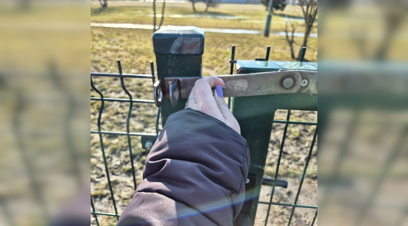 Nepatogumai: skląstis nepasiekia vartų, dėl to neįmanoma jų uždaryti.