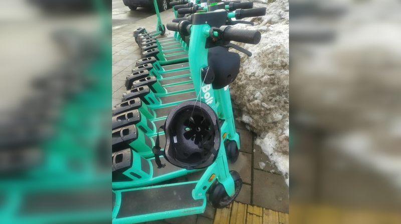 Pokytis: nežinia, ar prie paspirtukų esantys šalmai išties gerai pritvirtinti.