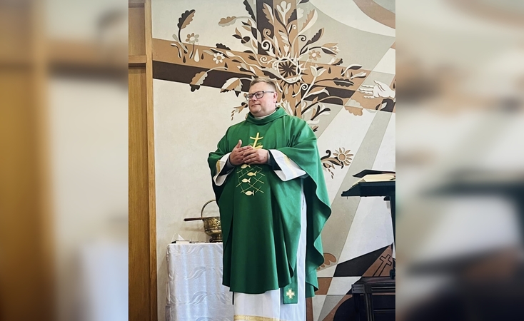 Nuostaba: kunigo K. Žutauto slaptas gyvenimas su moterimi netoli uostamiesčio pribloškė šio vyro kaimynus – dešimtmetį niekas neįtarė, kad dalį savaitės vyras dėvi sutaną, o kitą savaitės dalį renkasi šeimynos galvos amplua.