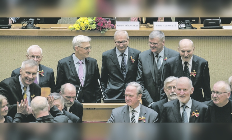 Signatarai: pirmoje eilėje iš kairės: V. Pikturna, S. Pečeliūnas, L. Sabutis, V. Jarmolenko, J. Šimėnas, A. Norvilas, antroje eilėje iš kairės: antras – A. Taurantas, toliau – A. Kumža, S. Kropas, A. Šimėnas. 2020 m. kovo 11-oji.