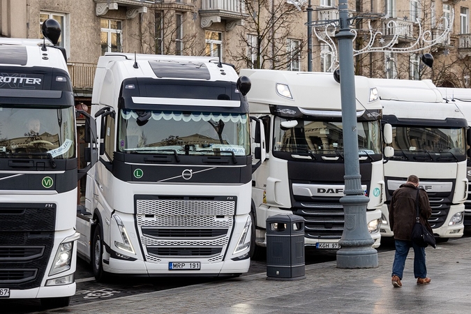 „Linava“ kreipėsi į EK dėl Baltarusijoje sulaikytų vilkikų: skaičiuoja 22 mln. eurų žalą