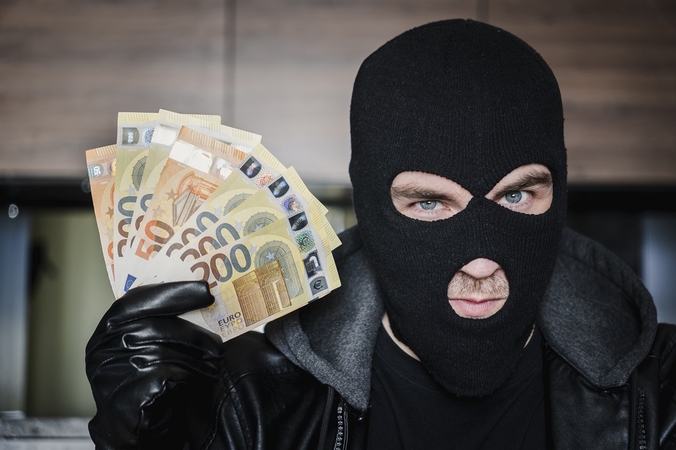 Moteris Vilniuje pasigedo 25 tūkst. eurų ir auksinių papuošalų