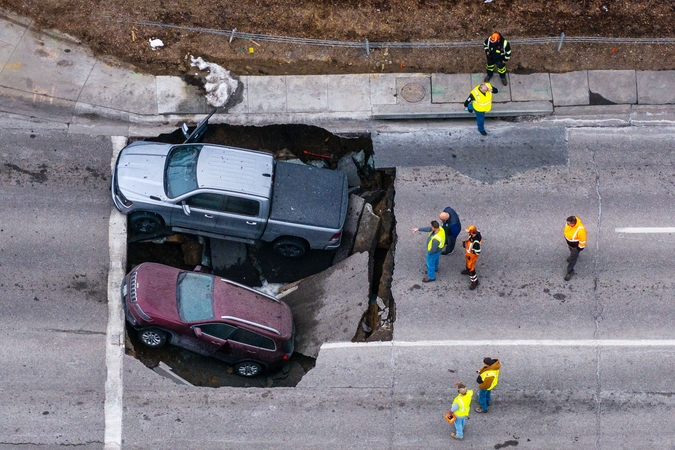 Kvapą gniaužianti akimirka: po automobiliais prasivėrė milžiniška smegduobė