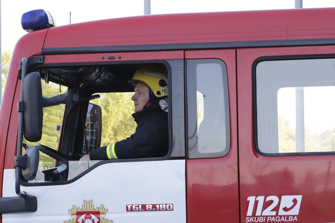 Gaisras Šilutės rajone: iš degančio namo išneštas žmogus