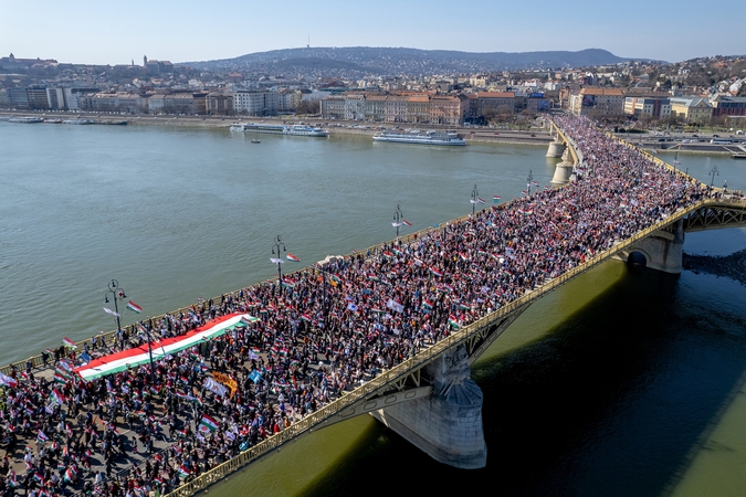 Dešimtys tūkstančių Orbano šalininkų surengė demonstraciją prie parlamento