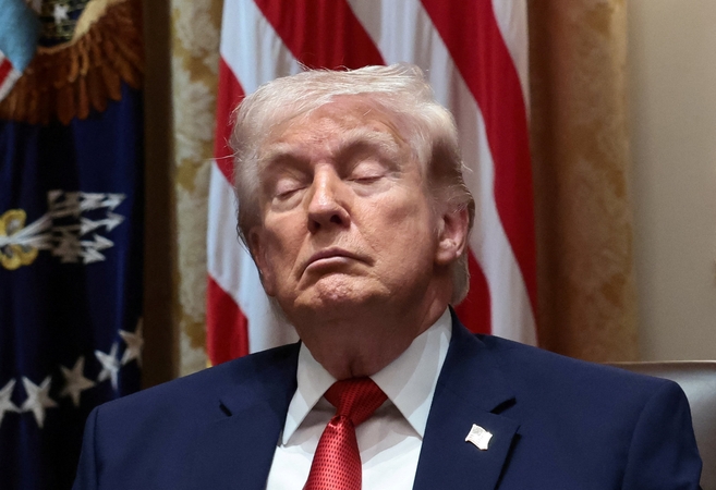 Donaldas Trumpas: įteikdamas dovaną Iranas leido praplaukti 10 naftos tanklaivių