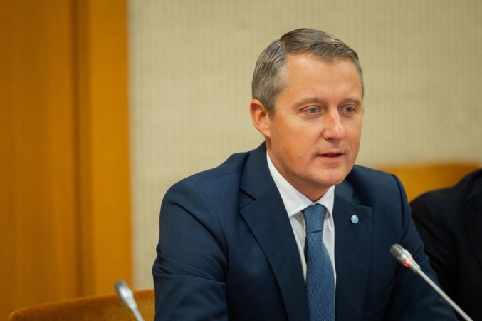 Energetikos ministras: nepakenktų papildomas Konkurencijos tarybos dėmesys degalų kainoms