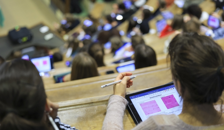 Dėstytojas viešai pasiūlė studentei už jo tekėti ir buvo sumuštas