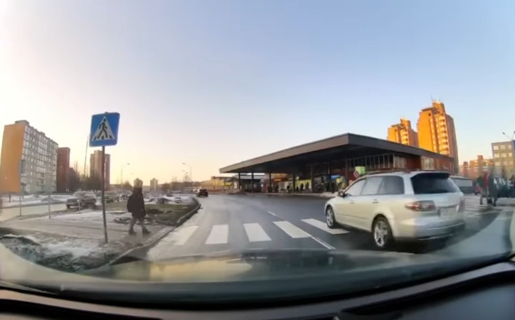 Pavojinga situacija pėsčiųjų perėjoje: nurūko net nestabtelėjęs