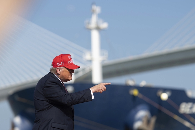Paskelbti Epsteino bylos dokumentai su kaltinimais Trumpui