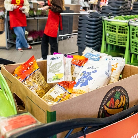 „Iki“ kviečia į jubiliejinę „Maisto banko“ akciją: prie paaukotų produktų pridėsime dar 10 proc.