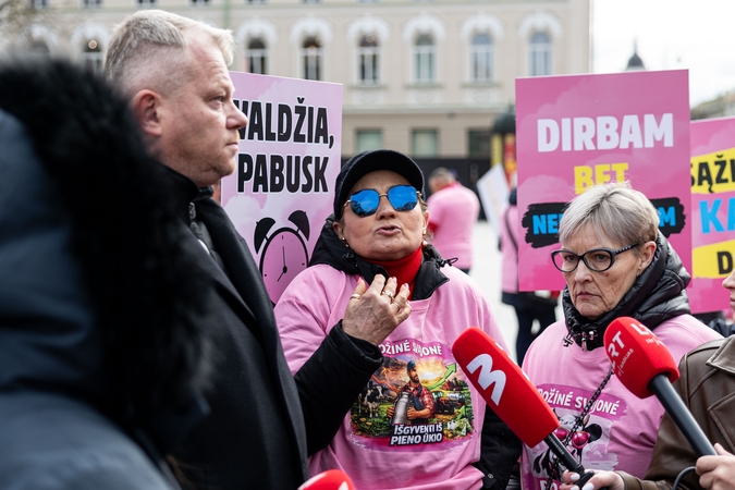 Pieno gamintojų asociacija surengė protestą prie Vyriausybės