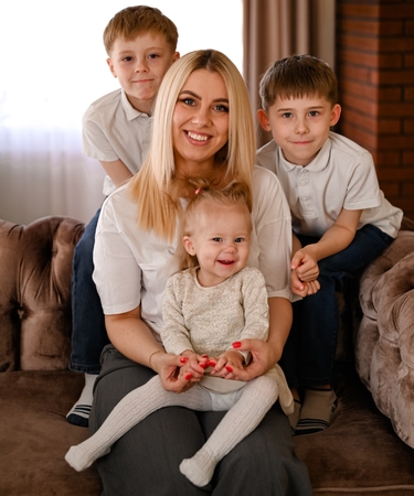 Realybė: motinystė daugiavaikei mamai S. Lukoševičienei suteikė ne tik džiaugsmo, bet ir atnešė labai žmogišką išbandymą – kaip išlikti savimi, kai visas dėmesys skiriamas vaikams. 