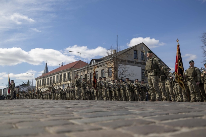 Istorinė akimirka: kuriamai divizijai Ukmergėje įteikta vėliava ir patikėti kariniai vienetai