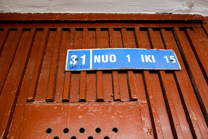 Vilniuje atvira liepsna degė daugiabučio rūsys