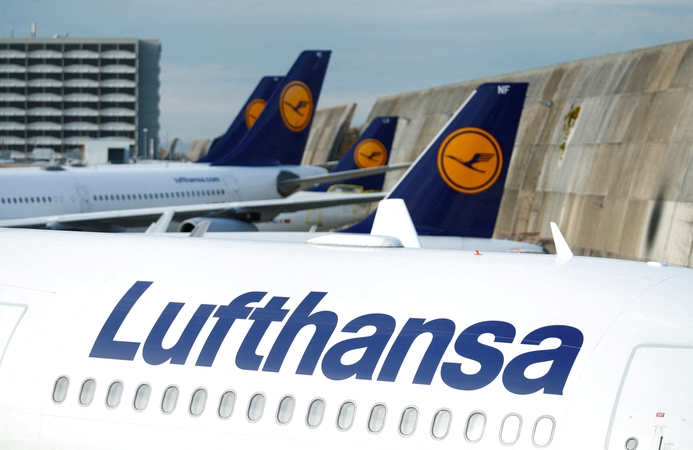 Penktadienį streikuos Vokietijos oro bendrovės „Lufthansa“ keleivių salono įgulos nariai