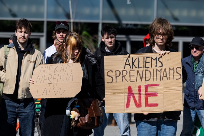 „Šalin rankas nuo upės“: sostinėje – aktyvistų protestas