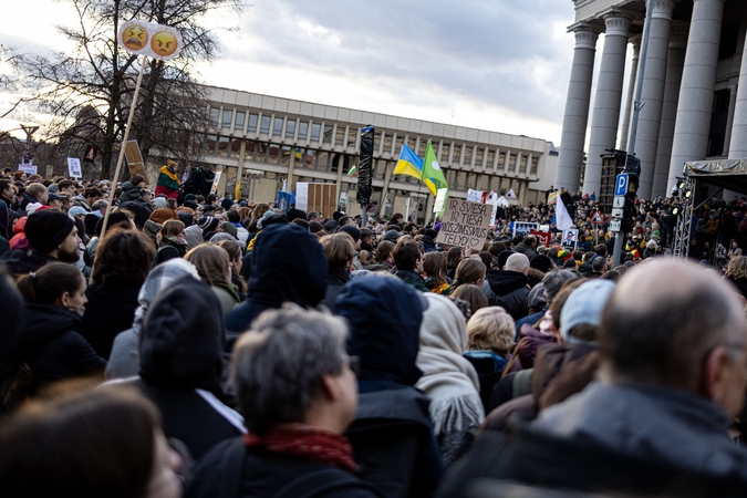 Glaustai: protestas dėl LRT įstatymo pataisų, NSGK pritarė Kapčiamiesčio poligono steigimo projektui