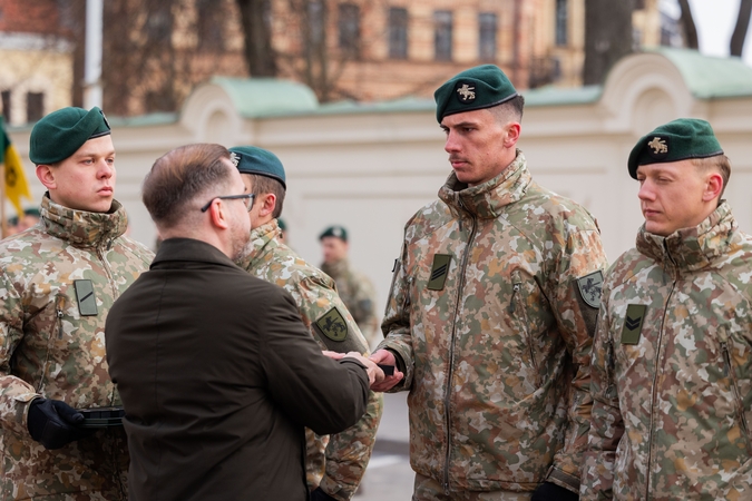 Iš tarptautinės NATO operacijos Kosove grįžę 43 Lietuvos kariai apdovanoti už pavyzdingą tarnystę
