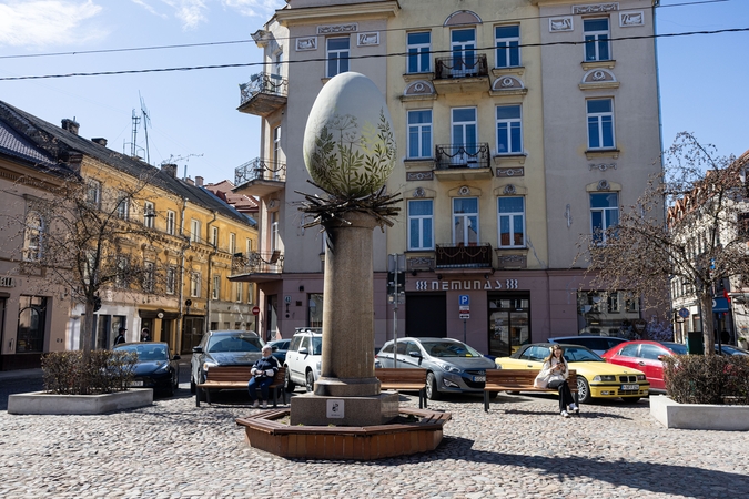 Skulptūra „Kiaušinis“ po bandymo padegti