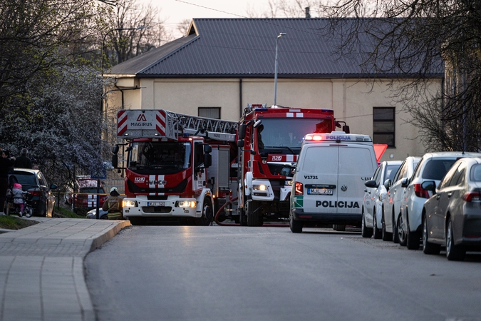 Tyzenhauzų gatvėje užsidegė butas