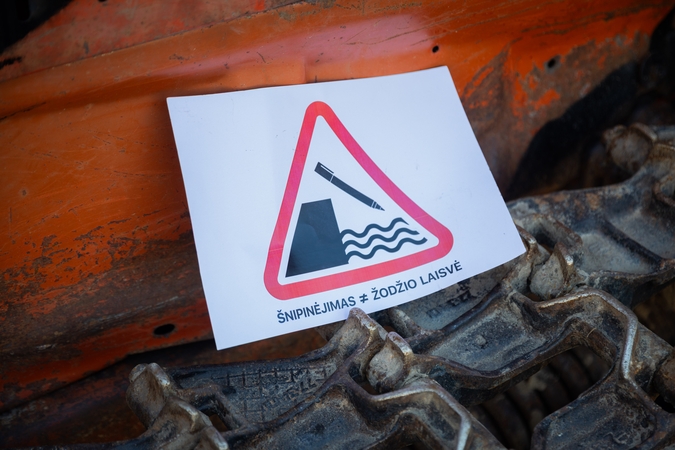Ant buldozerio prie Seimo atsirado plakatas „Šnipinėjimas nelygu žodžio laisvei“