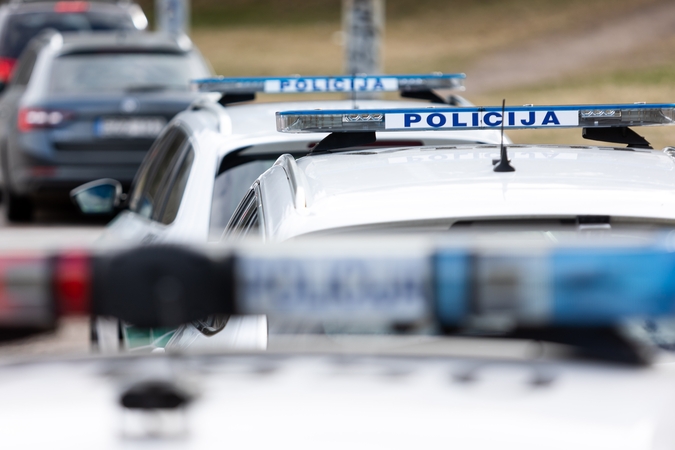 Pavogtas krautuvas rastas nuvažiavęs nuo kelio